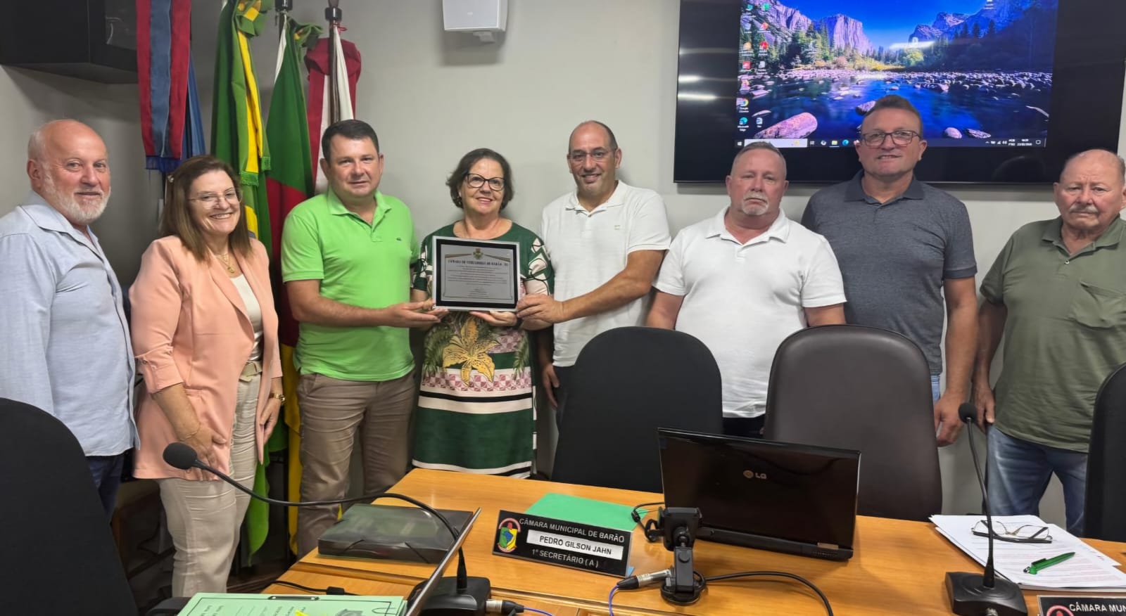 LEGISLATIVO MUNICIPAL HOMENAGEIA APAE   